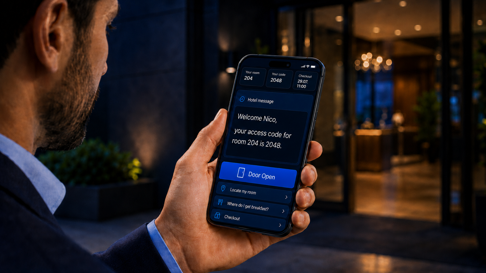 A la hora del check-in, Nico recibe sus datos de acceso por email, SMS o WhatsApp y puede abrir la entrada desde su smartphone.